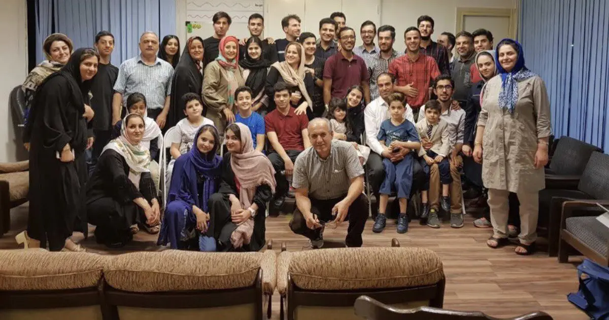 گردهمایی مراجعین و تمرینات گروهی در سالن گفتاردرمانی فرهمندپور