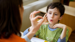 علت « لکنت زبان » در خردسالان چیست